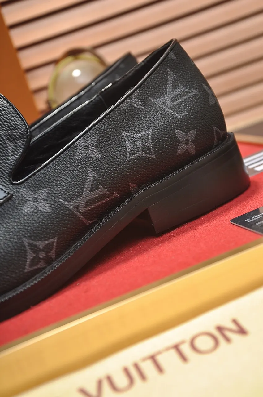 Men's men's shoes 💰460💶 [LV] (all high-end sheep lining) 🍀LV's latest genuine leather business suit shoes are launched simultaneously on the official website. The first-layer cowhide imported from Italy is made of heavy gold, 💥official website 1:1 rubber outsole. Versatile to wear, high-end without losing class, and the color combination is extraordinary. This four-season style is alluring when worn on your feet, showing off your big-name flair. Standard code 38-45 (45 customized)